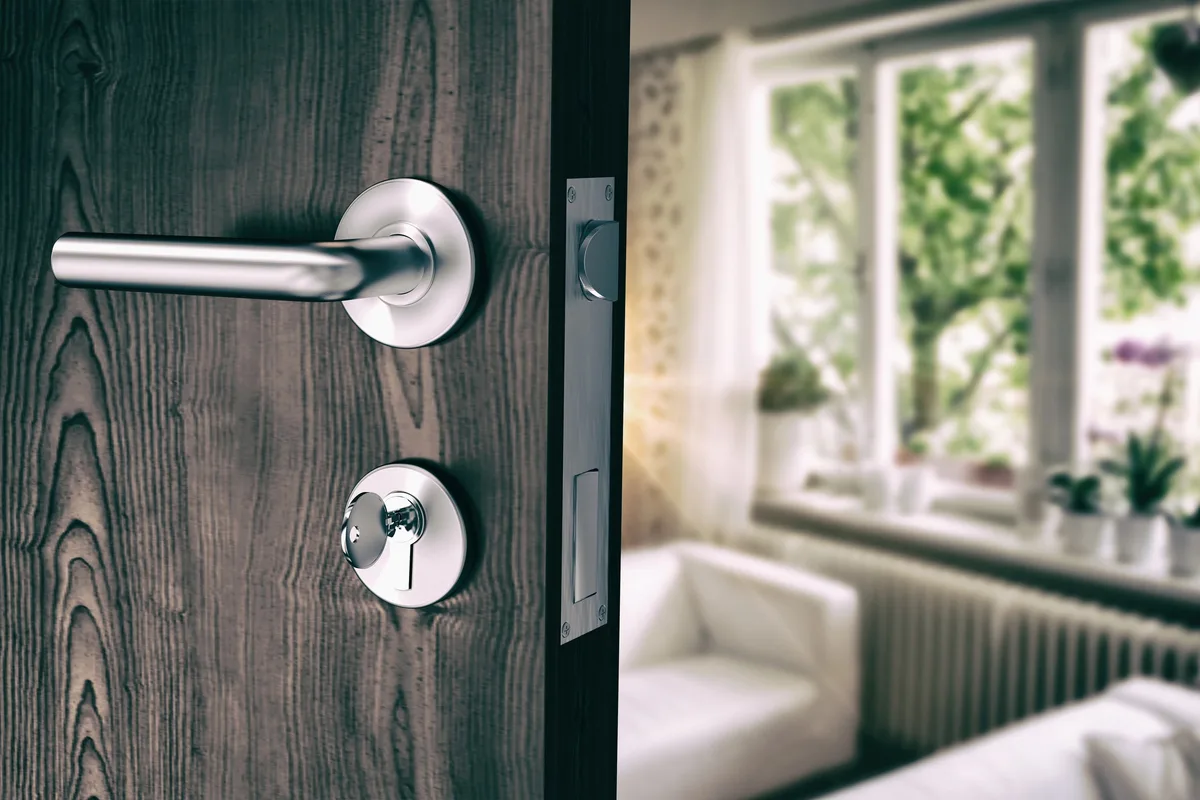 Serrurier professionnel en intervention — Serrurier Vitrerie Abatis Rennes, Rennes